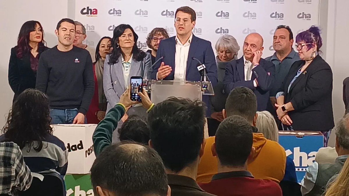 aguedamico's tweet photo. El PP li fa un regal a Vox en Aragó. La gent vota l’original, no la còpia. L’extrema dreta i la seua antipolítica guanyen espai però enfront ens trobaran als projectes valents arrelats al territori. Enhorabona companyes de la @chunta, en especial a l’amic i company @jorge_pueyo95. Ens tindreu al vostre costat a tot @compromis per a tornar la dignitat als nostres governs. 💪🏻💪🏻💪🏻