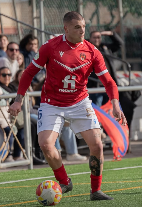 3º RFEF - J21

Arturo con su doblete se aúpa con 11 tantos a 1 gol del pichichi Alex Meca en 18 PJ.

Por otra parte, defensor Navarro tuvo su primera titularidad ayudando durante los 90´ a la proeza al levantar un 2-0 adverso, acabando con 9 jugadores