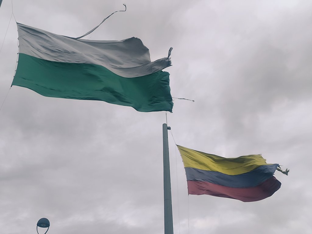 Señor alcalde, así están las banderas patrias del pueblito paisa, uno de los lugares más turísticos de Medellín. Es hora de cambiarlas... <a href="/AlcaldiadeMed/">Alcaldía de Medellín</a>  <a href="/FicoGutierrez/">Fico Gutiérrez</a>