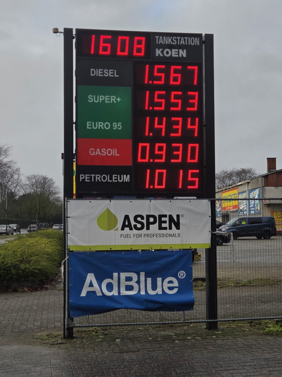 Vanmiddag in Turnhout gaan tanken en uiteraard weer een berg mee genomen naar huis. Het scheelt gewoon 55 eurocent per liter. De regering in Nederland zijn gewoon legale dieven.