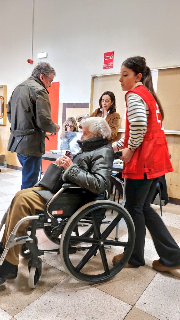 CruzRojaZgz's tweet photo. Cruz Roja ha acompañado a votar, durante esta jornada de elecciones autonómicas, a un total de 118 personas con movilidad reducida en Aragón. La mayoría en Zaragoza y en Huesca. https://t.co/4Q5TaOxsGv