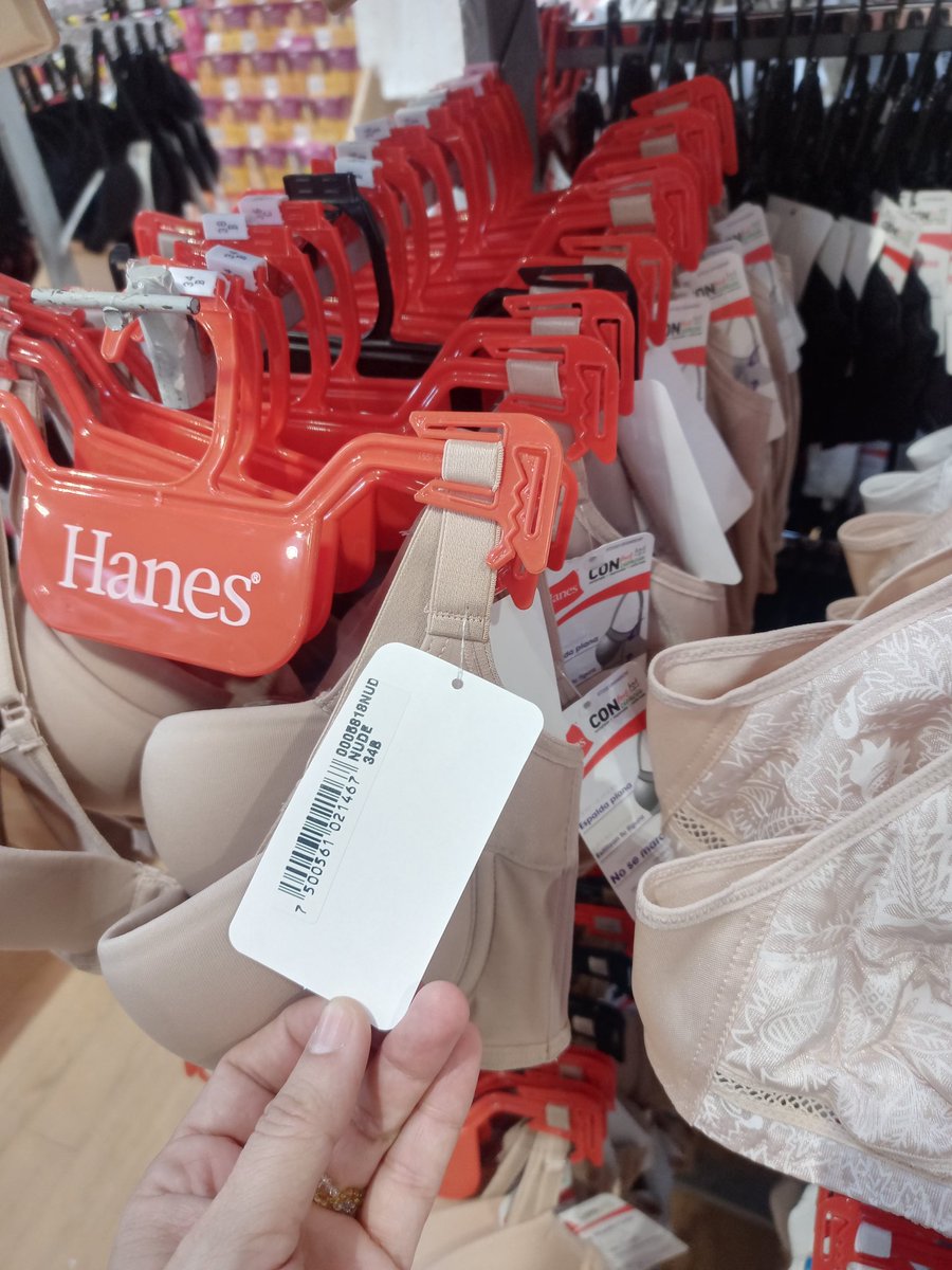 Rakracha's tweet photo. @Profeco @TiendaSoriana de la Kabah en Cancún, toda la marca Hanes sin precio a la vista.

Como quieren que uno compre, sino se tiene el precio a la vista. https://t.co/cCPTqTjOlu