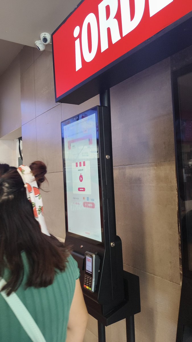 RuLoCorteS666's tweet photo. El problema de @KFC_MEXICO no es solo automatizar sus cobros, es también que solo una terminal está funcionando y el tiempo que esto atrasa 
Llevo 45 minutos en la fila esperando
Y esto ya me pasó en Mérida y CDMX https://t.co/2AX47wvwfK