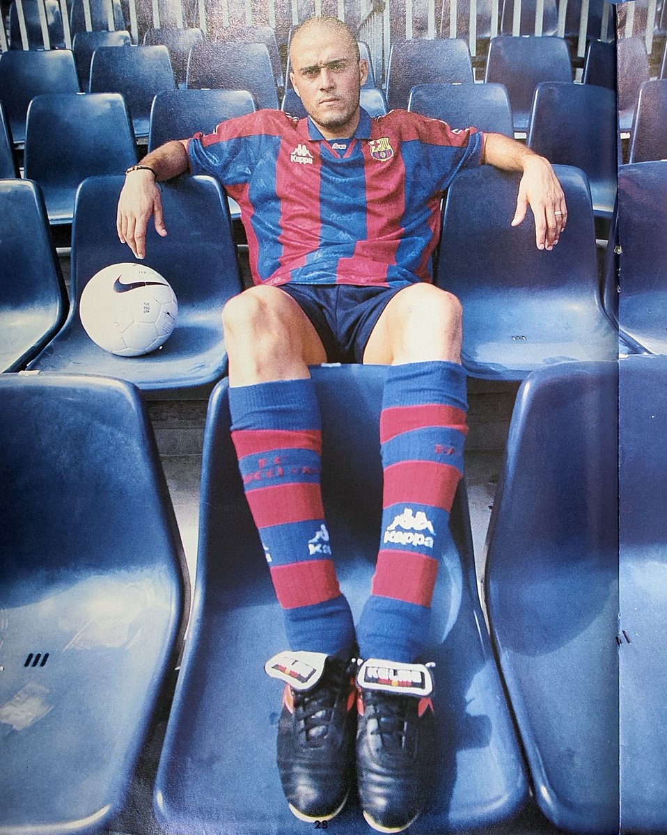 📸 Botas Kelme, balón mítico de Nike, camiseta Kappa del Barcelona, pelo rapado, pose con chulería...

🏟️ Poco más se le puede pedir a esta foto de Luis Enrique en las gradas del Camp Nou.