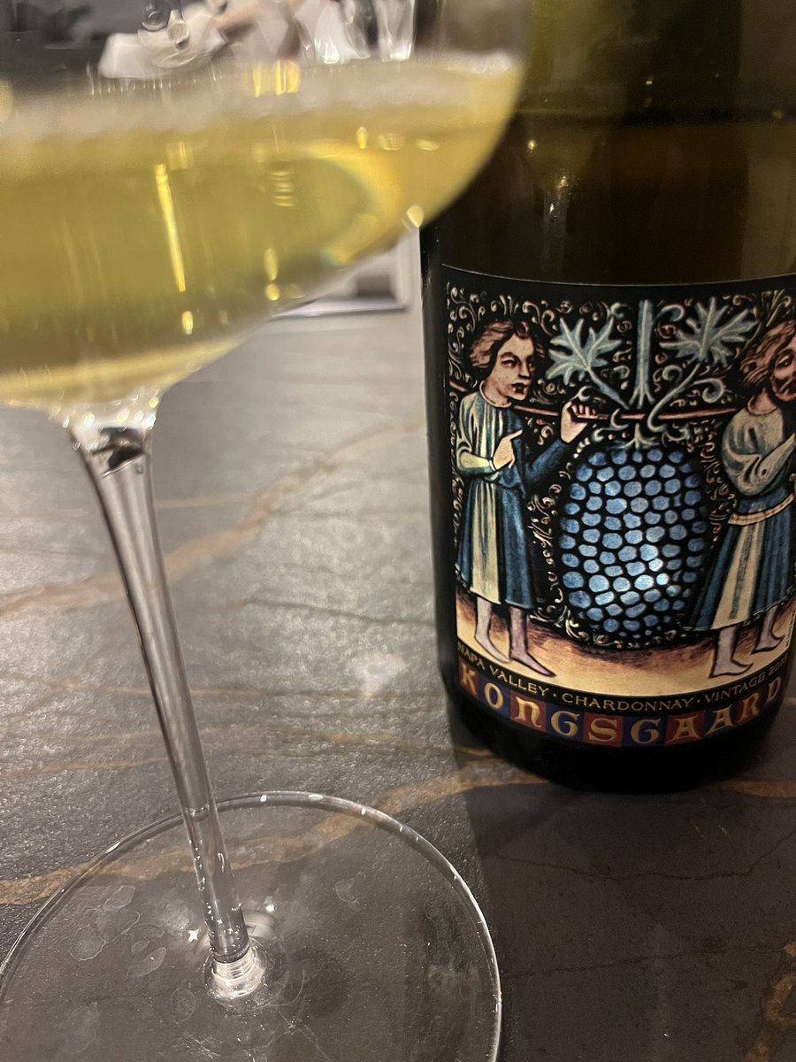 Kongsgaard Chardonnay 2016, un vino icónico de una bodega de las que cuesta hacerse con unas botellas. Excelente, muy largo y, pese a sus 10 años, apenas ha empezado su evolución. Tiene aún muchísimo recorrido 🔝