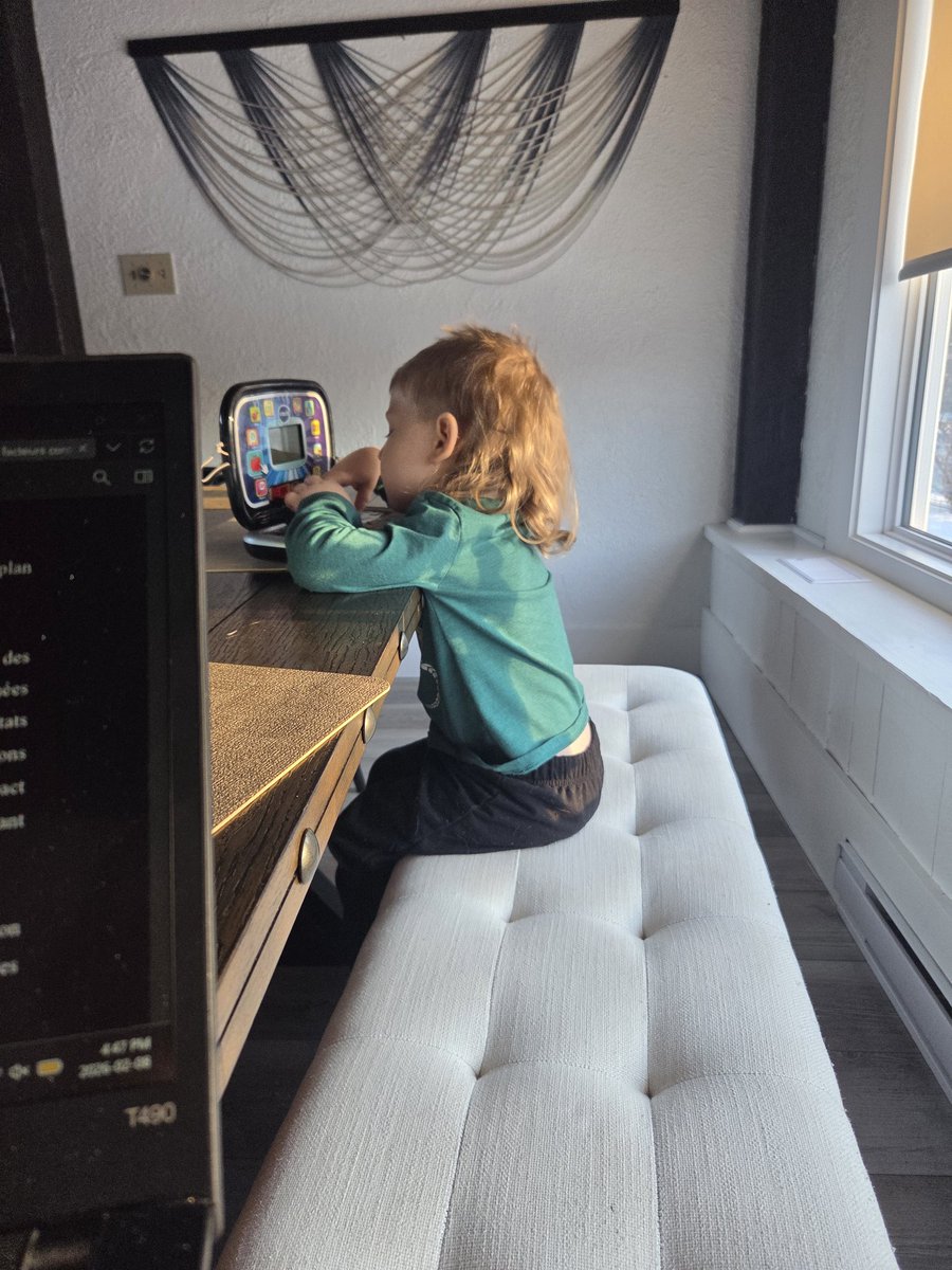 Il travaille également sur sa thèse, le petit savant.  Je pense que celle-ci porte sur son choix de collation.  Il tente de justifier la crème glaçée comme étant un bon choix.