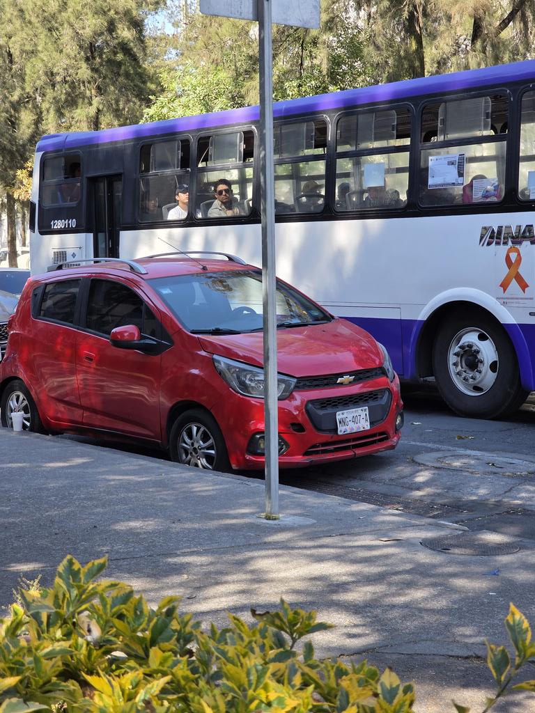 Necesito apoyo <a href="/UCS_GCDMX/">Unidad de Contacto del Secretario SSC CDMX</a> en el cruce de la calle Rodolfo Gaona con Av. Lomas de Sotelo, col. Lomas de Sotelo. 

Este auto placas MNG-407-A se encuentra estacionado en lugar reservado para el transporte público (como se ve en la foto).

Urge la multa para el gandalla.

Evidencia: