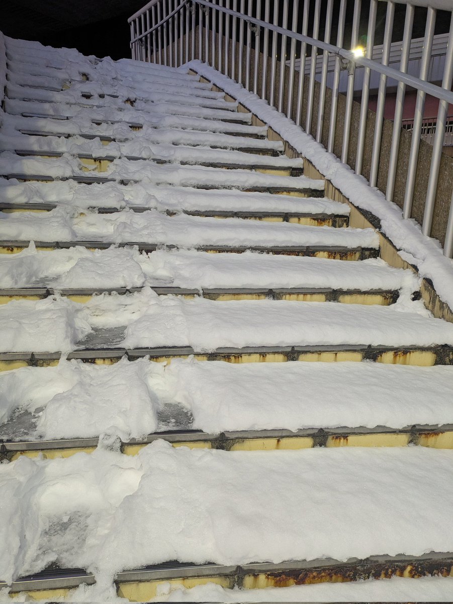 おはようございます川口
昨日の雪が凍って歩道橋怖かったです
めちゃくちゃ寒いです
久々に道路に凍った水たまりをみました
子供の頃を思い出しました

いい１日になりますように！