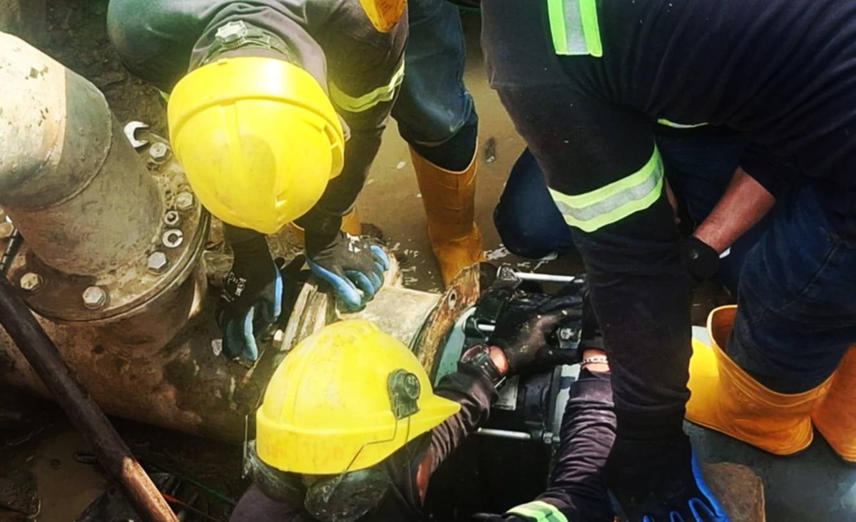 interagua's tweet photo. 📷 Avances | #InteraguaInforma #TrabajoProgramado
En la Av. 25 de Julio, nuestros equipos técnicos y contratistas avanzan con labores de instalación y aseguramiento de accesorios en el Kit de 800 mm, como parte de las mejoras al sistema de agua potable para Guayaquil. #Interagua #ElAguadelosGuayaquileños