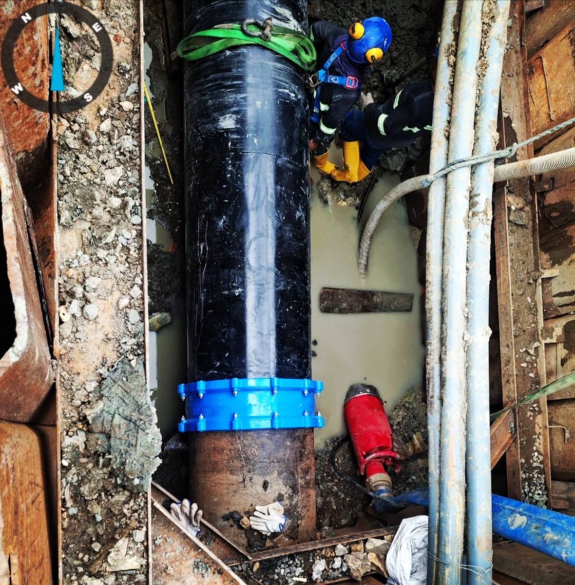 interagua's tweet photo. 📷 Avances | #InteraguaInforma #TrabajoProgramado
En la Av. 25 de Julio, nuestros equipos técnicos y contratistas avanzan con labores de instalación y aseguramiento de accesorios en el Kit de 800 mm, como parte de las mejoras al sistema de agua potable para Guayaquil. #Interagua #ElAguadelosGuayaquileños