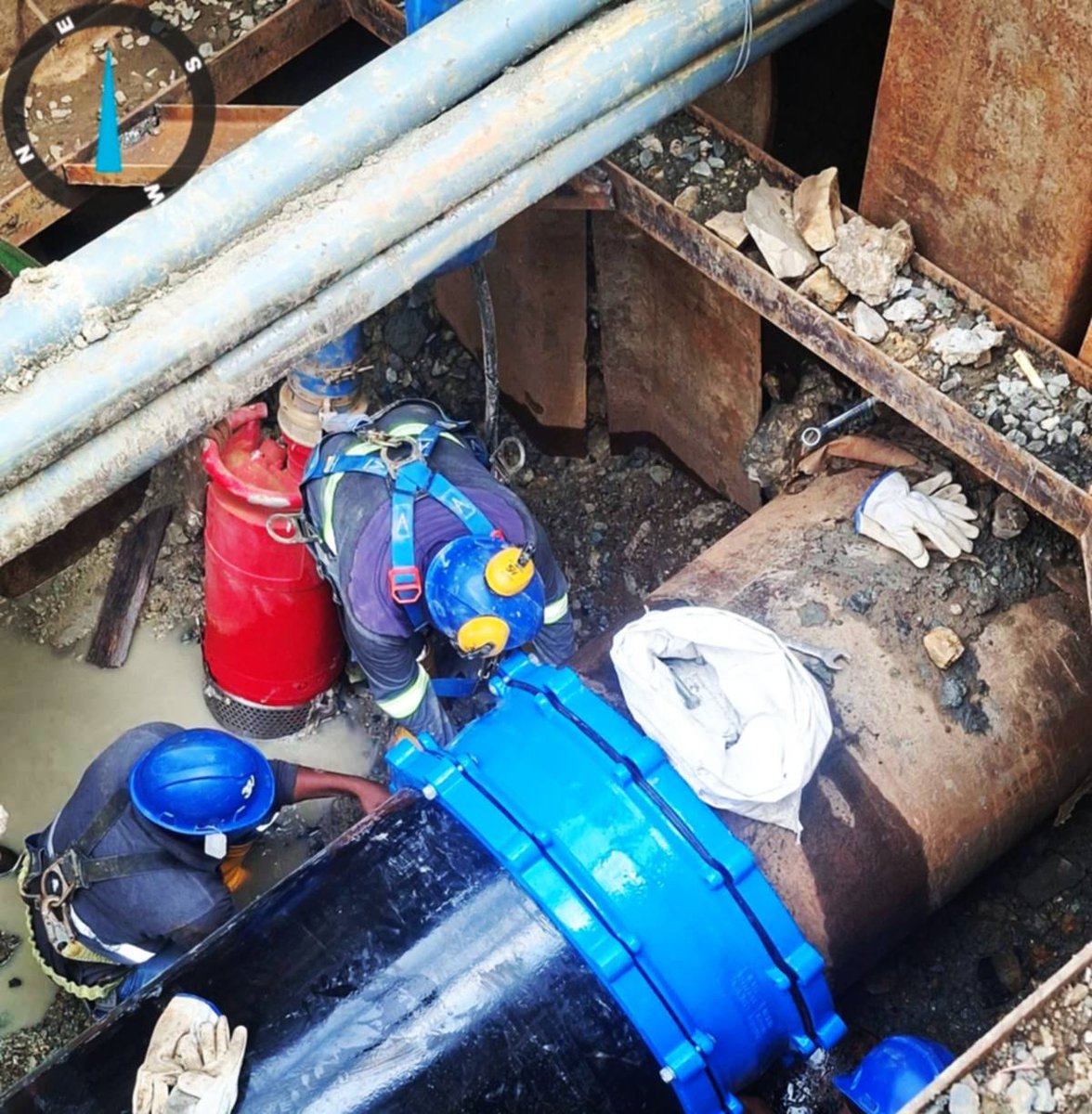 interagua's tweet photo. 📷 Avances | #InteraguaInforma #TrabajoProgramado
En la Av. 25 de Julio, nuestros equipos técnicos y contratistas avanzan con labores de instalación y aseguramiento de accesorios en el Kit de 800 mm, como parte de las mejoras al sistema de agua potable para Guayaquil. #Interagua #ElAguadelosGuayaquileños