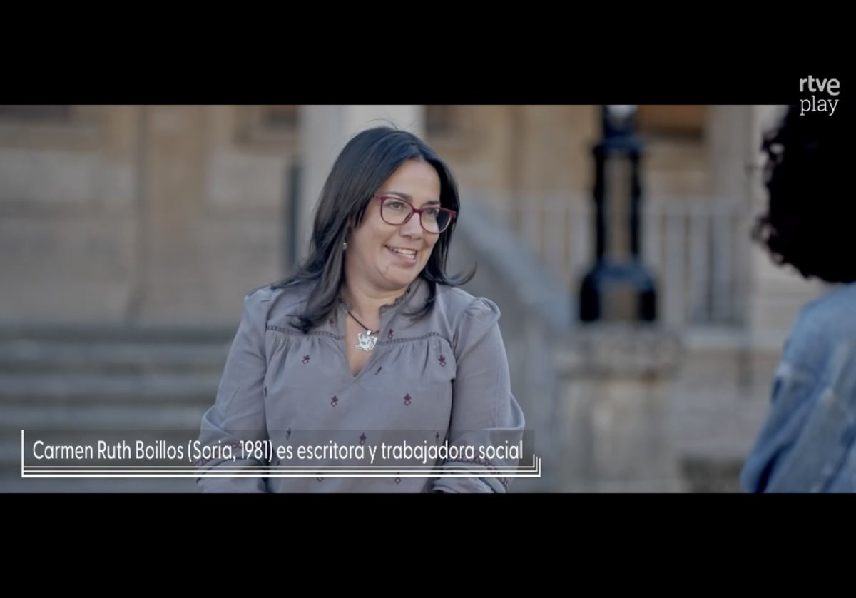 Soria es tierra de poetas, y hoy brilla un poco más. ✨
Es un honor ver que <a href="/CRBoillos/">Carmen Ruth Boillos</a> ha sido seleccionada por @unpaisparaleerlo como escritora referente de nuestra ciudad.¡Qué orgullo de hermana tengo! ❤️Gracias a <a href="/la2_tve/">La 2</a> por poner el foco en voces tan necesarias y auténticas.