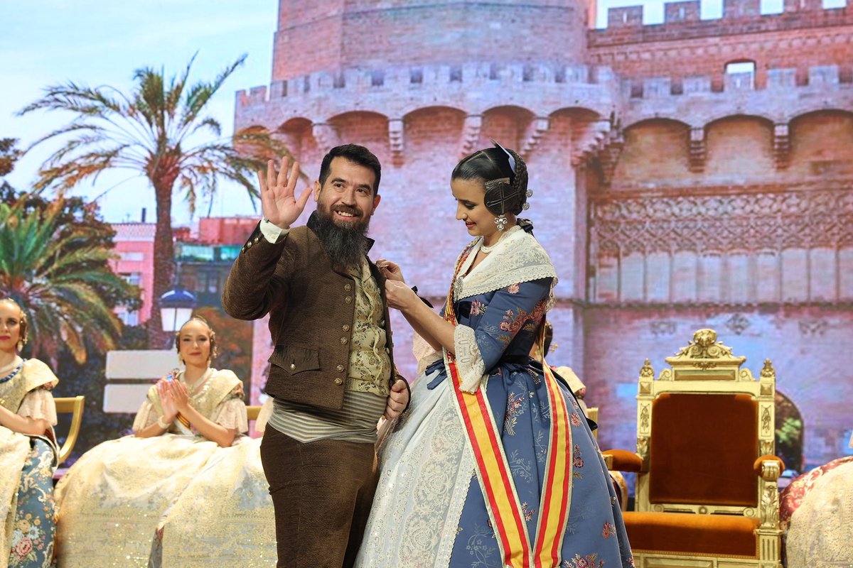 JCF_Valencia's tweet photo. ✨ Finalitza el primer cap de setmana d’intercanvis de fotografies i imposició de Brillants a les Reials Drassanes de València. 

👑 La Fallera Major de València ha realitzat l’intercanvi de fotografies amb els màxims representants dels sectors:

📍Saïdia
📍El Pilar – Sant Francesc
📍Russafa A
📍Russafa B 
📍Canyamelar – Grau – Natzaret

🏅 A més, Carmen ha participat en la imposició del Bunyol d’Or i Brillants amb Fulles de Llorer, un merescut reconeixement a la trajectòria fallera, al compromís i a tota una vida dedicada a les Falles. 

📸 @Fotofilmax