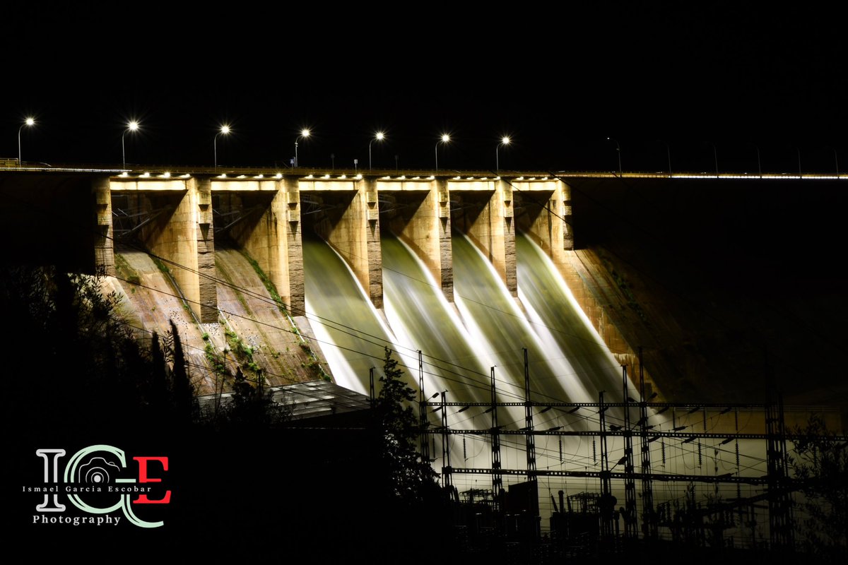 Ismaelge's tweet photo. Es durante la noche cuando resulta hermoso creer en la luz…..

Embalse de Orellana
Extremadura🟢⚪️⚫️🥰

#nikond7500
#sinfiltros
#embalsedeorellana https://t.co/TPuSaa4jl3