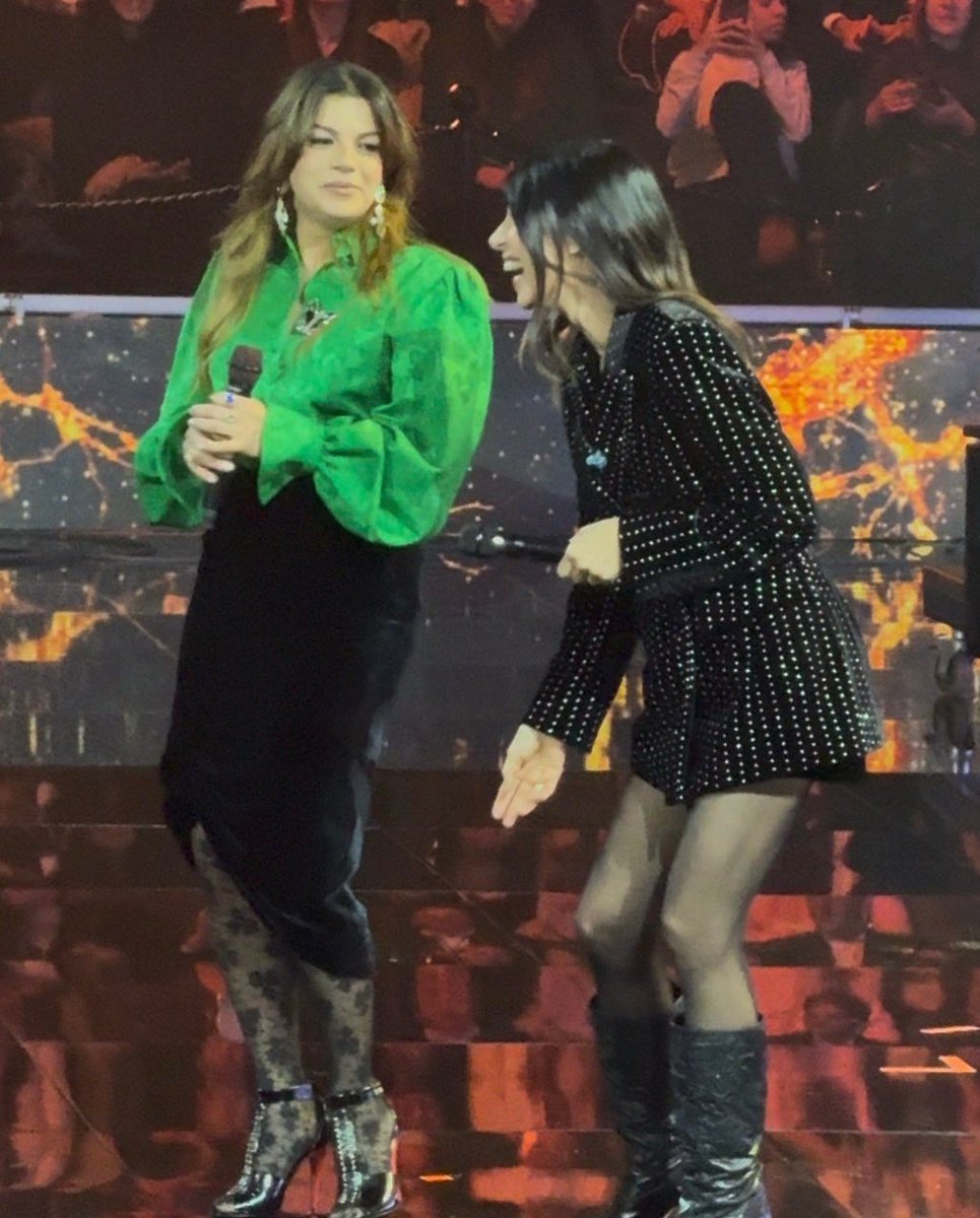 Sono io sempre la stessa, non mi vedi?
Mi faccio largo tra i giganti•