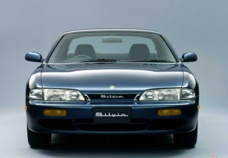 グッモ〜😊日産大阪池田店Maririnです❣️ギリシャ神話の美しい女神「シルヴィア」に由来、その名の通り流麗で気品あるデザインが特徴。ラテン語のシルビア＝森林を守る女神やローマ建国の伝説上の豊穣の女神レア・シルウィアにも由来。その神話的な美しさを想像させる特別な車として造られたそう😌