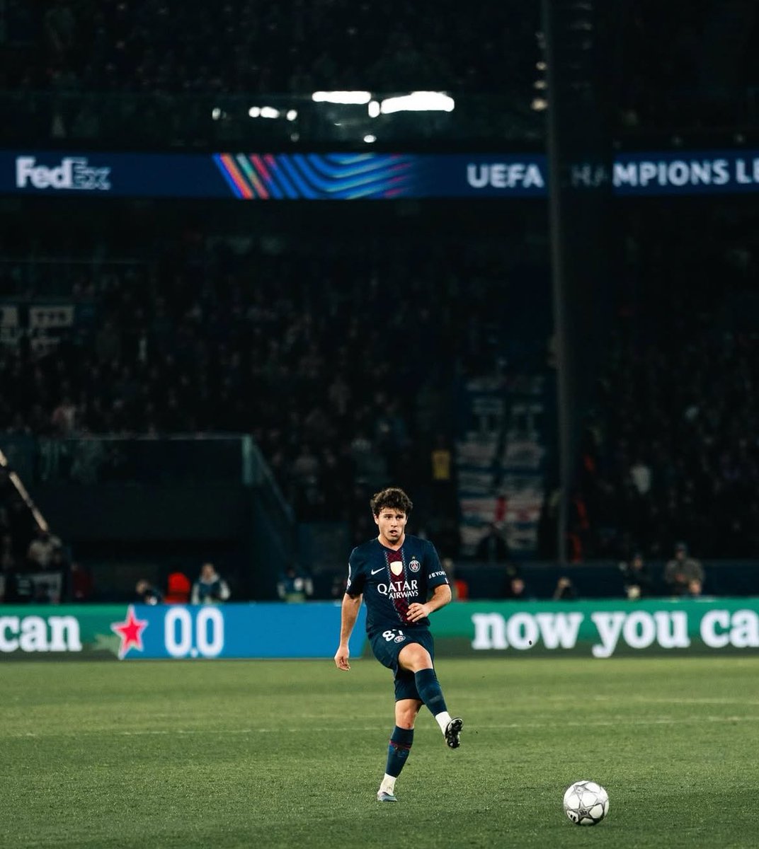 João Neves est toujours bon. Au pire, il sera moyen. Mais quand il décide de revêtir le costume des grandes occasions, il devient exceptionnel. 

Quand il est en forme, il ne fait pas semblant.