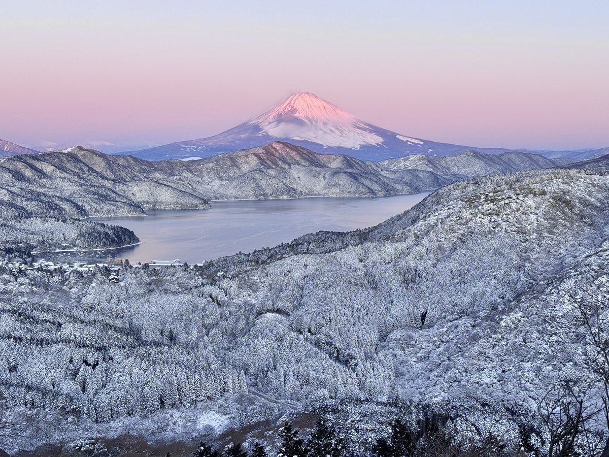 箱根が真っ白。
紅富士もやばい綺麗。🗻