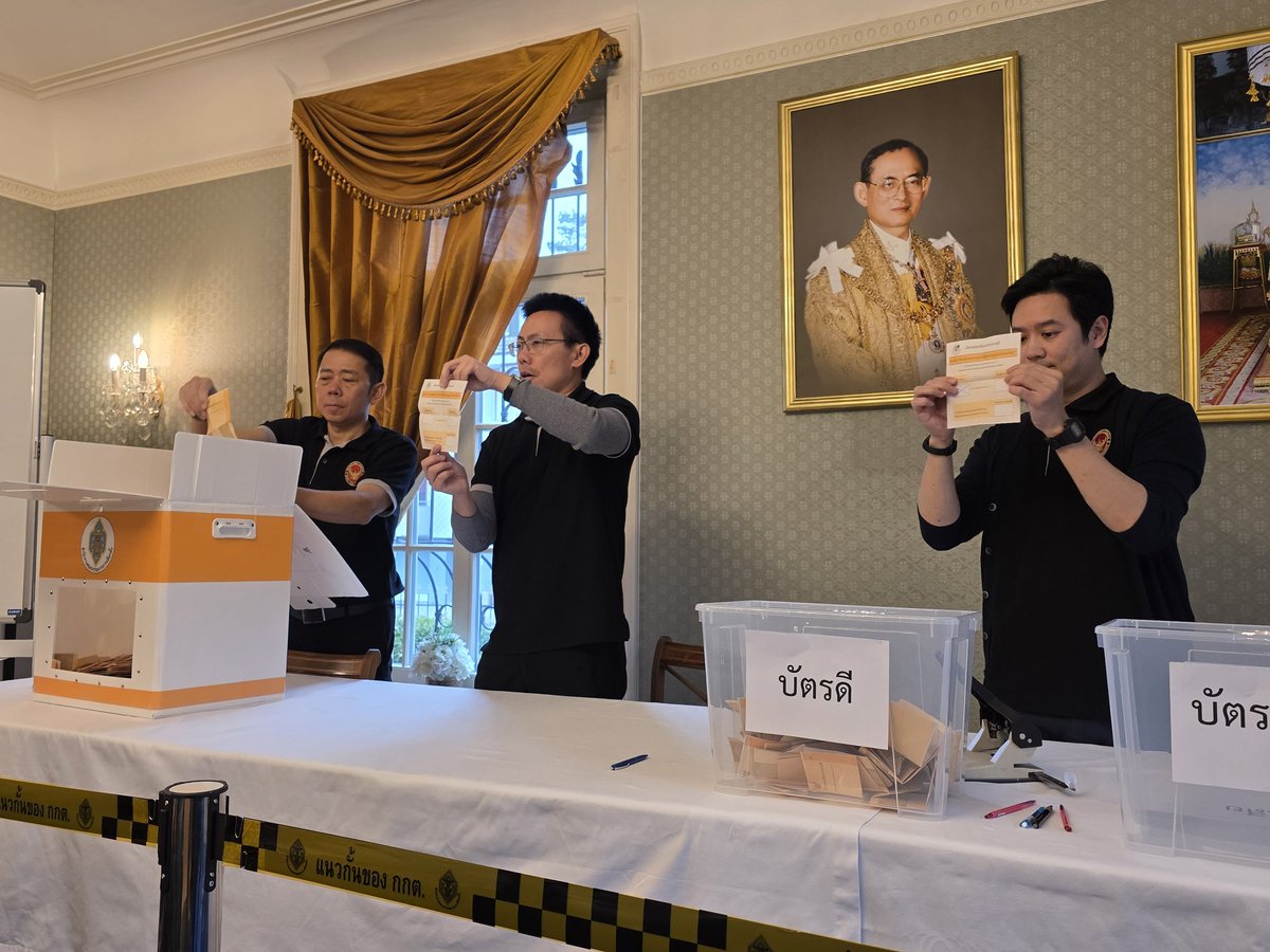 pannabha's tweet photo. Counting the #Referendum ! The Majority of #Thai voters in 🇨🇭 wish to have a new #Constitution . https://t.co/ncTmdAD7sl