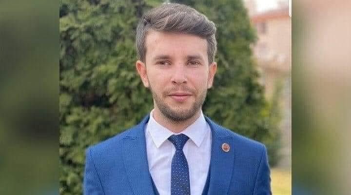 Bugün partinin öz evladı, Kartepe’de genç yaşta belediye meclis üyeliği yapmış Tugay Adak’ın vefatının 5. yıl dönümü.
Partimizin bayrağını asarken geçirdiği kaza sonucu bir gözünü kaybeden, ardından maddi imkânsızlıklar nedeniyle yaşamına son vermek zorunda bırakılan bir yol