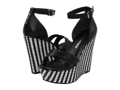 Shannon Storms-Beador wearing a pair of Pour La Victoire ‘Bonita’ platform wedges in infamous ‘Descentands 2’ premiere red carpet photo #RHOC