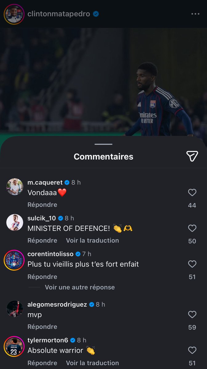 SocialGones's tweet image. 👔 𝗠𝗔𝗧𝗔 𝗡𝗢𝗠𝗠𝗘́ 𝗠𝗜𝗦𝗜𝗧𝗥𝗘 𝗗𝗘 𝗟𝗔 𝗗𝗘́𝗙𝗘𝗡𝗦𝗘 𝗣𝗔𝗥 𝗣𝗔𝗩𝗘𝗟 Š𝗨𝗟𝗖 🤝

Clinton Mata salué par ses coéquipiers sous sa publication insta et par Maxence Caqueret 👀🔥

#TeamOL