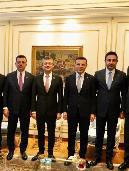 Öl söz verme, öl sözünden dönme.