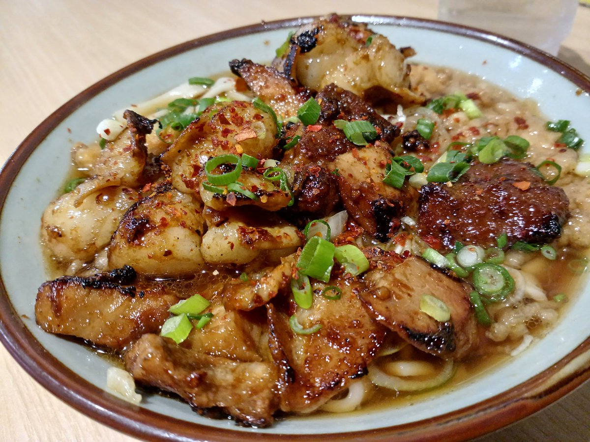 Narcyjiro2's tweet photo. 豊はる(小川町 淡路町)でてっちゃんきしめん950円を。
豊しま出身で肉メニューが多彩過ぎる人気路麺店です。
限定のてっちゃんは脂プルプルのホルモンとチャーシュー切落しの甘辛炒めがドーンと乗る逸品。
脂の甘さと肉の歯応えとモツ焼き屋のような煙を全身で感じつつ美味しく完食しました。
満足！ https://t.co/Fhc5IP3G2i
