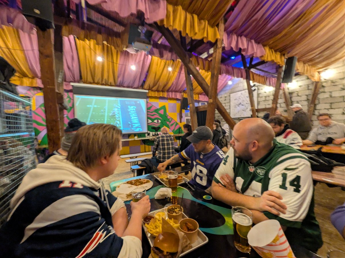 RandomDKguy's tweet photo. Storms i Odense melder ind og klar til #Superbowl ♥️🏈 #NFLDK https://t.co/DL5GWPV8Cd