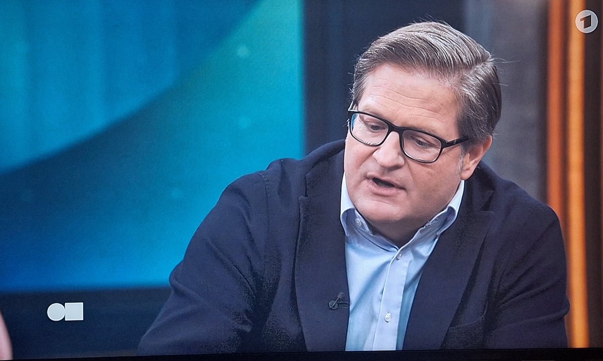 Freiheit4ev3r's tweet image. Der Tiefpunkt des rein polemischen Auftritts von Michael Bröker bei #Miosga ist seine Aussage: "Das größte Standorthemmnis in Deutschland ist die AfD selbst....". Finde ich einfach nur lächerlich, da die AfD noch nie in der Regierung war. Für die aktuellen Zustände sind CDU, SPD,…