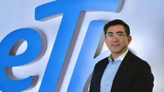 C_Augusto_V's tweet photo. 5/7: El Arquitecto del Cambio 🏗️
Nada de esto sería posible sin una visión clara. Bajo el liderazgo de @DiegoMolanoVega, @ETB ha dejado de ser una "telco" vieja para ser una #Techco.
¿Los resultados? Tras años difíciles, la empresa volvió a la senda de las utilidades. https://t.co/vee2QgQK3h