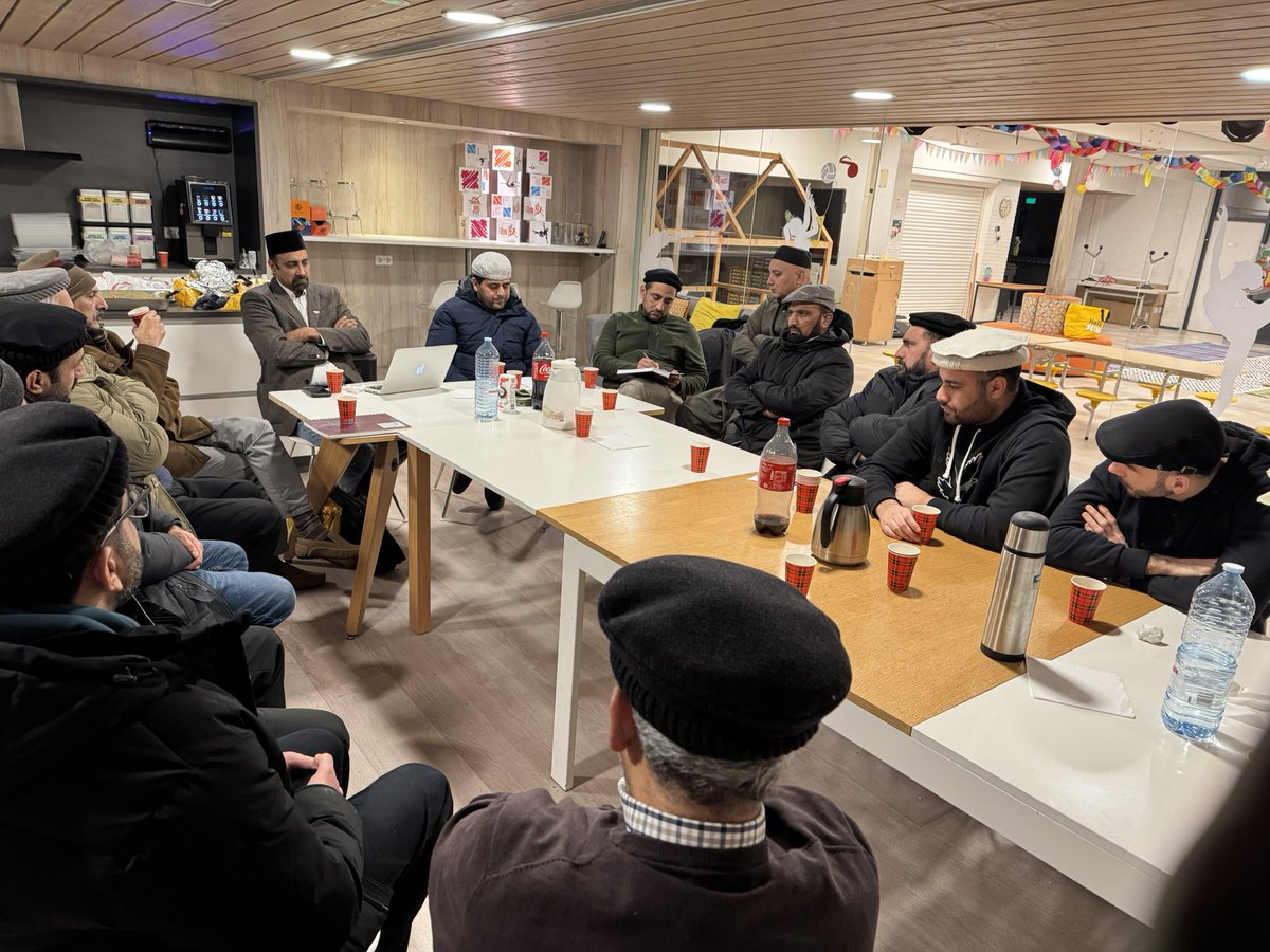 AMJArnhem's tweet photo. Vandaag kwam de Jamaat Amla van Arnhem bijeen voor een waardevolle vergadering met de Nationaal Secretaris Tehreek-e-Jadid als vertegenwoordiger van Markaz. Alle afdelingen deelden hun voortgang en bespraken hun plannen voor de toekomst.#wareislam https://t.co/qHh38GdRp5