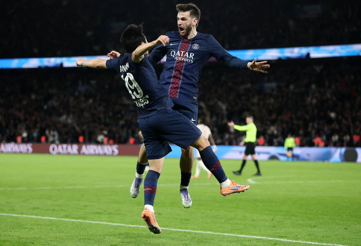 JuL2675's tweet photo. Ce qu’il faut vraiment retenir ce soir, c’est la capacité de Luis Enrique à concerner l’intégralité de son groupe. Depuis plusieurs saisons, sa gestion de l’effectif est incroyable. À l’image de Kang in Lee ou Kvaraskelia qui entrent et marquent, il réussit à impliquer chaque joueur, sans ego ni frustration. Et à chaque but, tout le groupe célèbre ensemble. C’est ça, sa force.