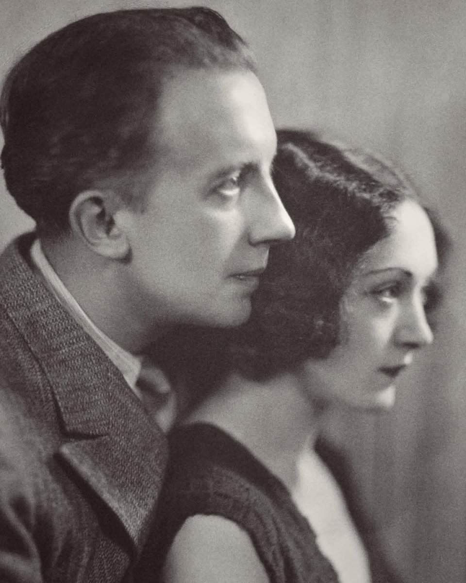 "J'entends vibrer ta voix dans tous les bruits du monde."
Paul Éluard, Au défaut du silence (1925)