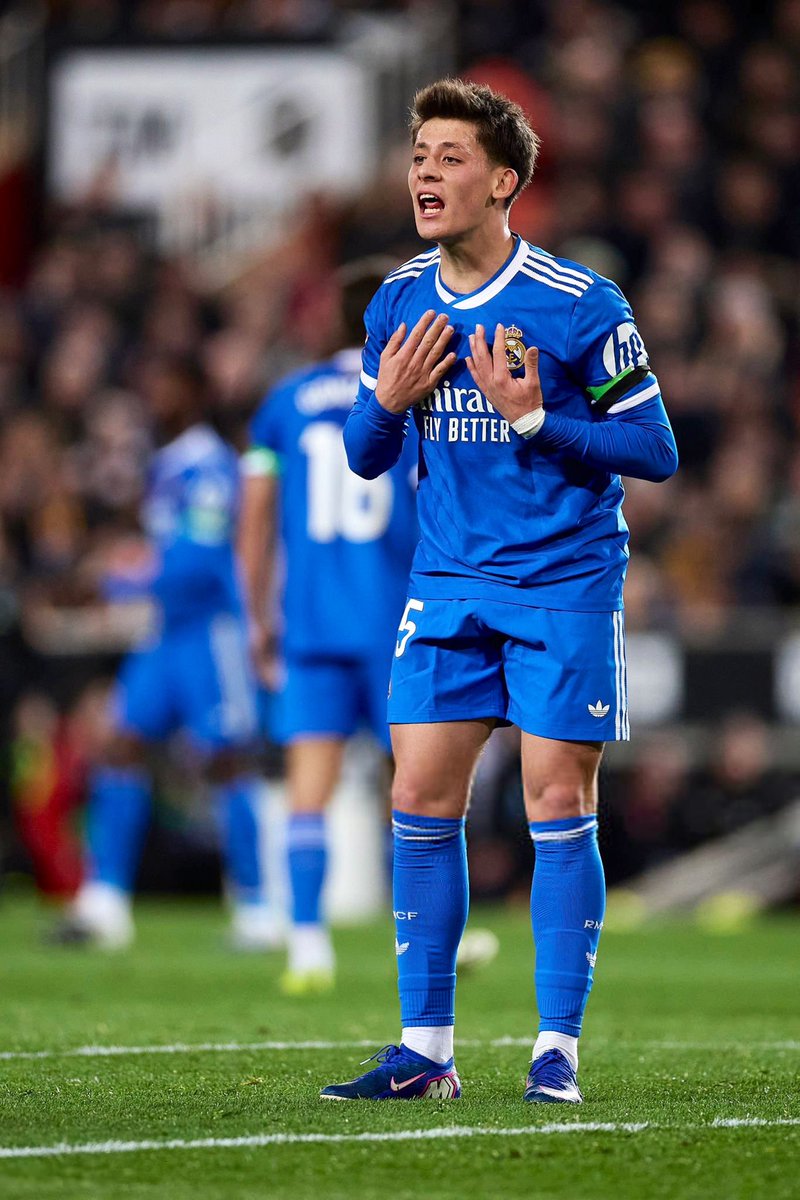 kingbeofguler's tweet photo. It was impossible to understand Real Madrid’s management. Having such a talent and changing his position at the start of the season at Bellingham’s request, completely ruining his form, made no sense at all. 🤷🏻‍♂️ https://t.co/lgJXTvTR3I