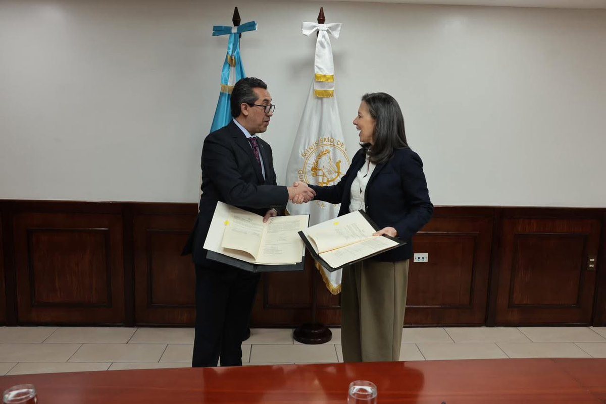 Q2 MIL 300 MILLONES ES LA NUEVA DEUDA QUE EL MINISTRO DE FINANZAS ADQUIRIÓ 

El bachiller Jonathan Menkos Zeissig, 
ministro de Finanzas endeudó a Guatemala ante la representante del Banco Interamericano de Desarrollo - BID), en Guatemala, María José Jarquín, por un préstamo de