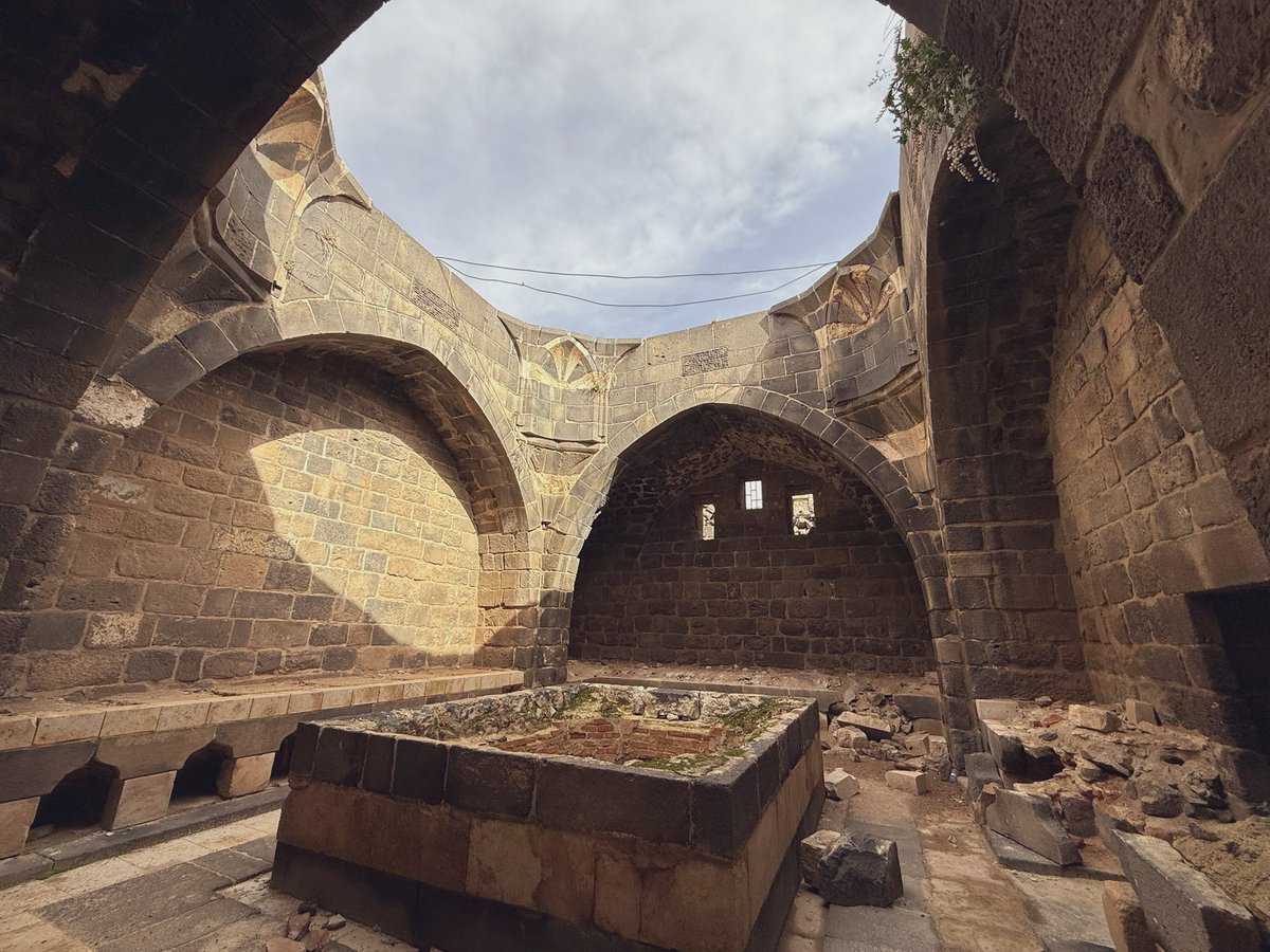 DanGamboaB's tweet photo. En mi vida me han hablado de muchas ciudades romanas en Italia, España, Grecia, incluso Argelia o Túnez, pero jamás una tan increíble y bien preservada como la que visité hoy:

Bosra, Siria. https://t.co/ClNzBZclwV