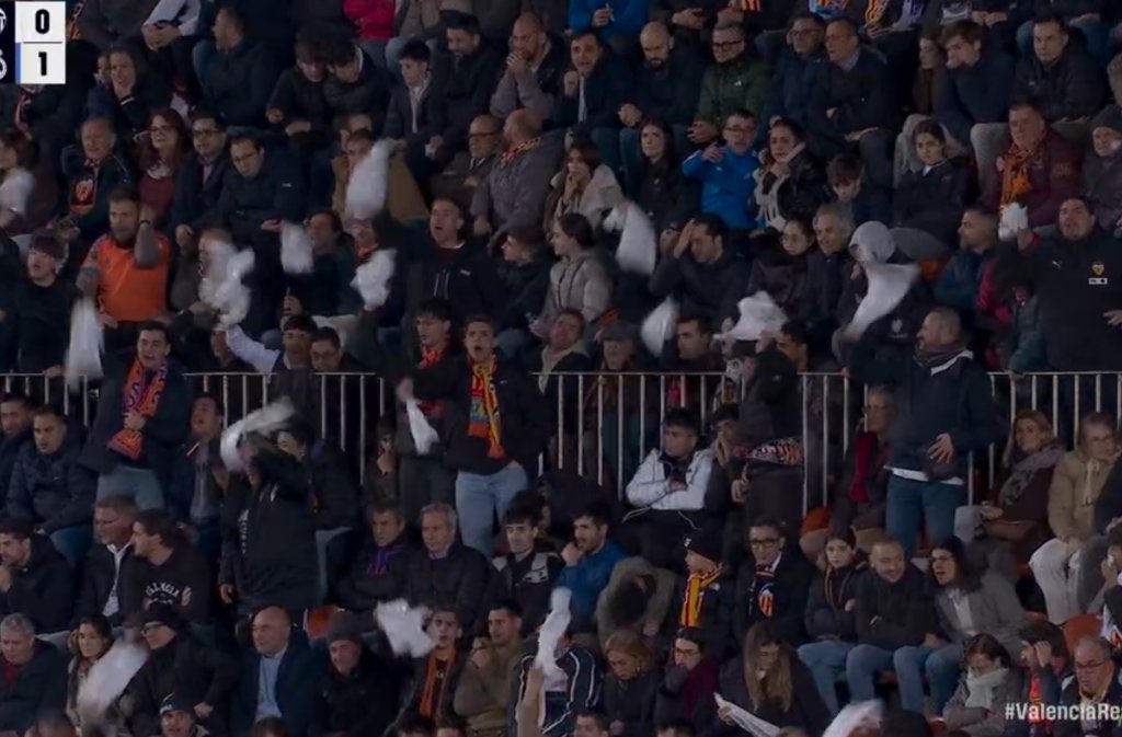 Es que es INSOSTENIBLE. Incapaz de puntuar ante un Betis desangrado de bajas, incapaz de ganar en Mestalla a un Athletic desangrado de bajas, incapaz de inquietar a un Madrid muy plano y sin Vinicius, Rodrygo ni Bellingham.

Nunca en la historia del Valencia ha aguantado un