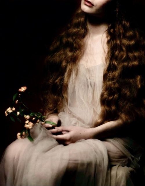 الليل 
منفانا الاخير انا وانت 
 فراغ يكفي لبناء أرجوحه 
تاتي بنا ونذهب