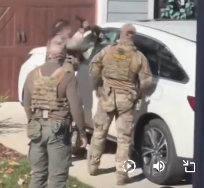 tRumpnado2016's tweet photo. @IMmissmellie @CSJJ2116 This ICE psychopath was pointing his military assault rifle right at the driver and smashing her window with the gun, which could easily have resulted in a deadly misfire and murder.
Reckless, dangerous, incompetent. https://t.co/BFxZkIhds3