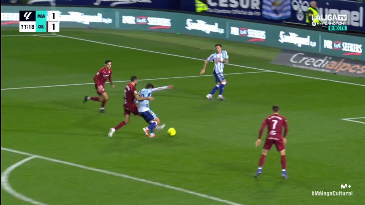 🖥️💥 El VAR se lavo las manos en el Málaga - Cultural Leonesa.

👉🏻 Sergio Maestre encima a Dotor y le roba el balón sin que exista infracción alguna en la acción.

❌ 𝗡𝗢 𝗘𝗦 𝗙𝗔𝗟𝗧𝗔.

▪️ De Ena Wolf, en una más de las suyas, señaló la infracción, y el VAR la confirmó.