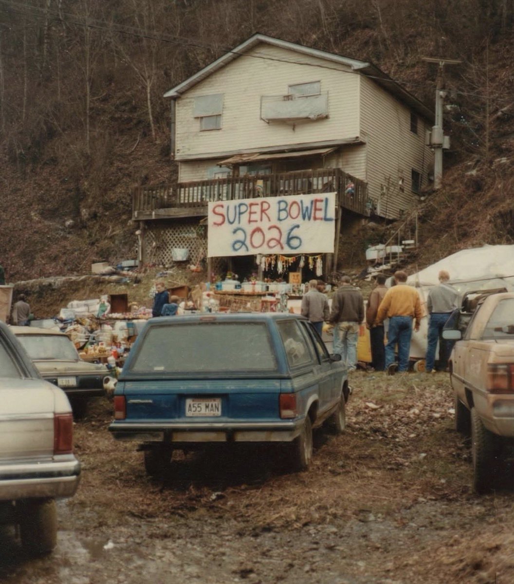 Oceanbreeze473's tweet image. Preparations are underway for my annual Super Bowl party, that will be happening today. Bring a shareable snack and your own chairs. Then kick back, relax and choose which one of the three 27” CRTV’s to watch the game on!

Full blown shindig.