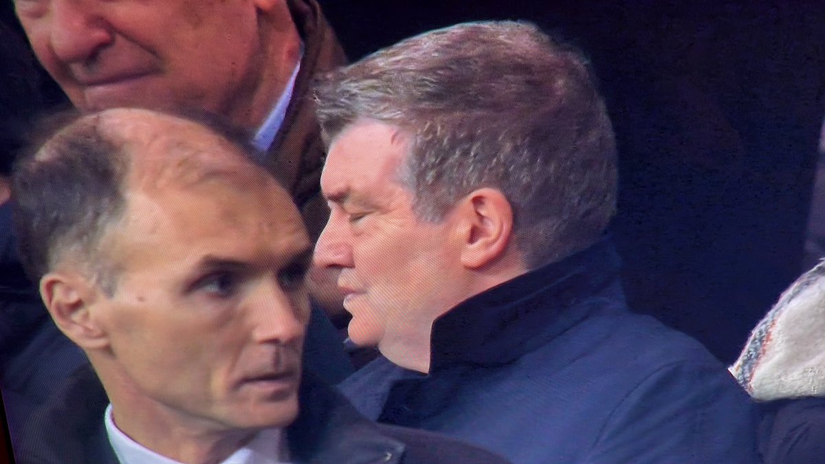 mareavcf's tweet image. El peor Real Madrid se fuma al Valencia Lim de Fútbol, jugando al ralentí. Eso sí, algún político fundamental en el pelotazo urbanístico (Luis Cervera) apoyando a Solís en el palco. Una vergüenza @valenciacf @LibertadVCF @mareavcf @CN10_VLC