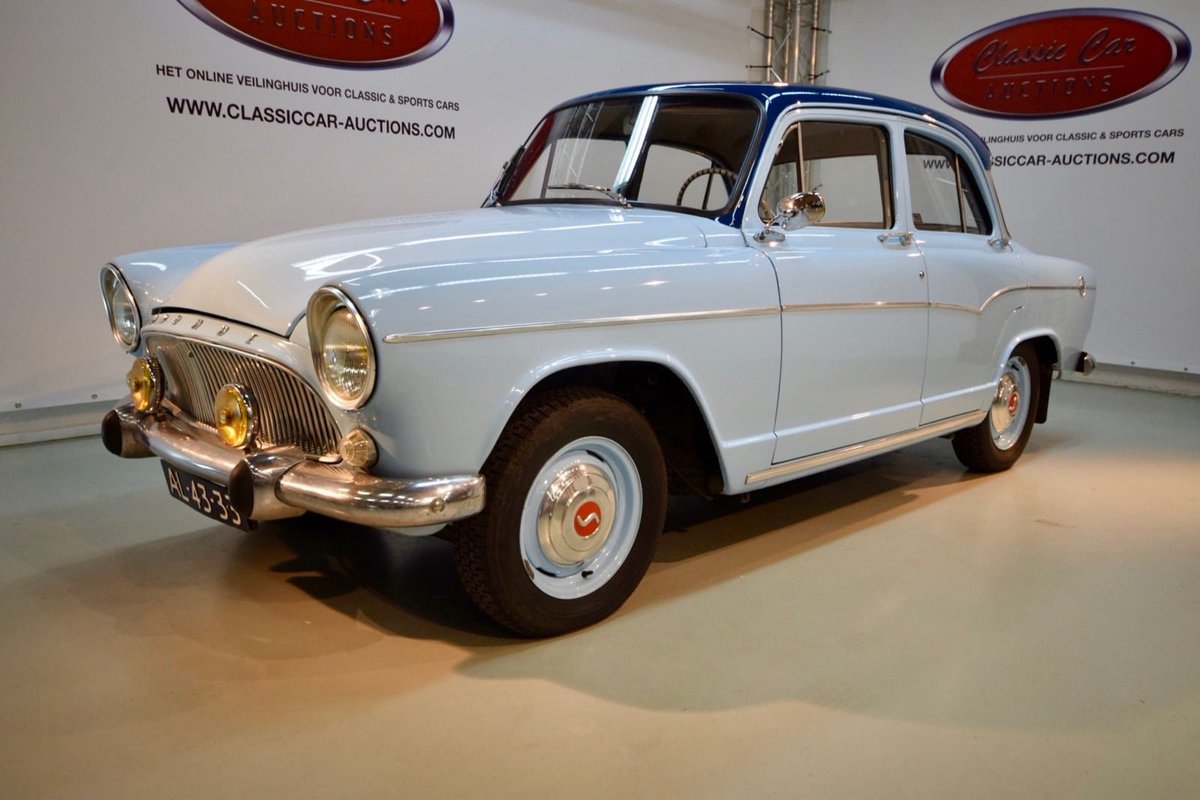 Happy #SimcaSunday / #SundaySimca!... 
Simca Aronde P60.
#ArondeP60 #CarHistory #CarsHistory #ClassicCar #ClassicCars #FrenchCar #FrenchCars #Photo #Photographie #Photography #P60 #RetroCar #RetroCars #SimcaAronde #SimcaArondeP60 #SimcaInEnglish #SimcaP60 #VintageCar #VintageCars
