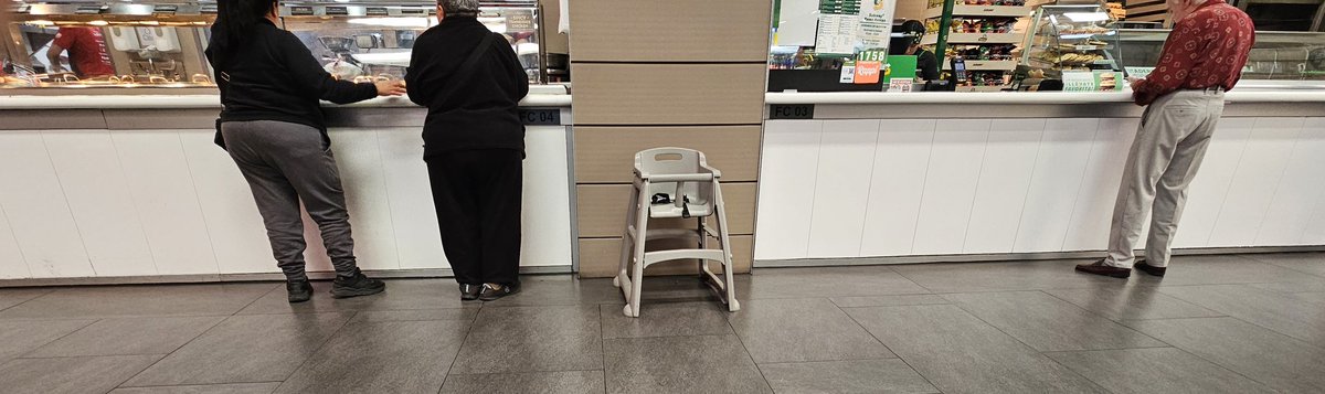 Jocelyn2R's tweet photo. @PaseoAcoxpaMX @GobCDMX @SSPCMexico Pésima seguridad para los empleados del área Fast-food, se tienen que saltar el mostrador para poder evacuar la plaza porque no hay ni una sola puerta, deben solucionar eso ASAP. CUIDEN MAS A SU PERSONAL!!! https://t.co/UKH0Qsj0t1