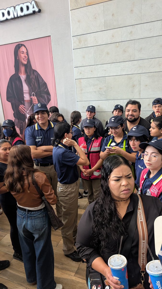 karovt's tweet photo. Qué pasó @Cinepolis, tus empleados de la perla no están capacitados para situaciones de emergencia y no tienen protocolos de evacuación. Todos parados sin hacer nada ni dar ninguna indicación, después de un rato nos dicen que reingresemos y no reiniciaron la película https://t.co/vx4QNEpmyG