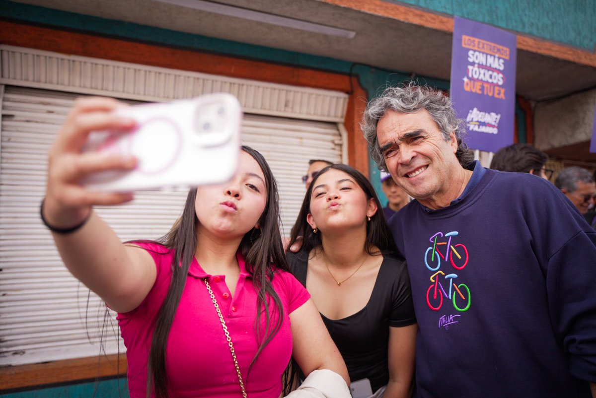 Sin maquinarias ni contratos, pero con toda la energía: así hacemos política en <a href="/dignidadycomp/">Dignidad & Compromiso</a>.

Hoy salimos a volantear en Usme con nuestros candidatos al Congreso, conversamos con la gente y demostramos que sí se puede hacer política diferente.

Tenemos a las y los mejores