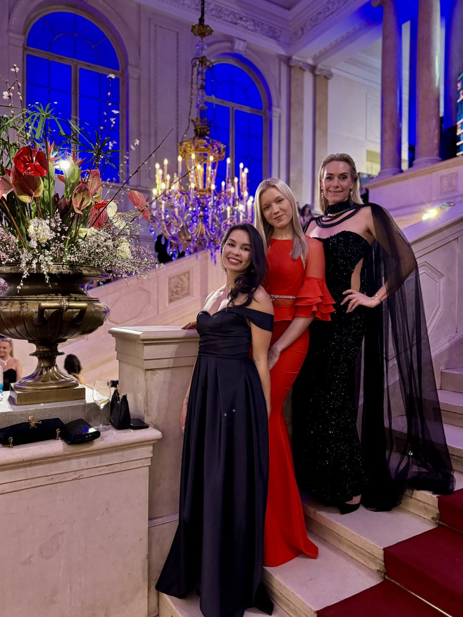 In der Wiener Hofburg mit den coolsten Frauen <a href="/eingollan_real/">eingollan</a> und Iris Aschenbrenner 💓
