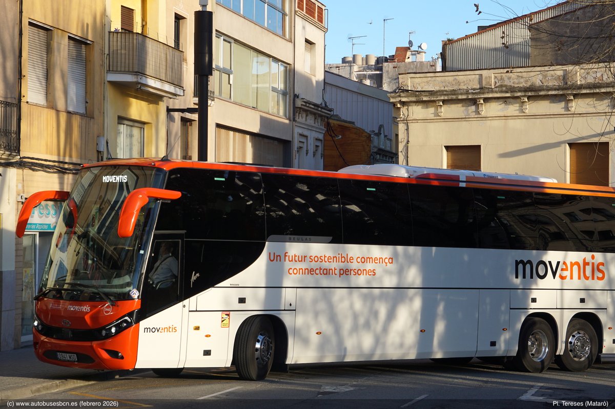 Cosas extrañas que vemos por “culpa” de los problemas de Rodalies: ver cómo cada cinco minutos salían autobuses de la línea E11.1 desde la plaza de les Tereses de Mataró, con refuerzos sacados literalmente “de debajo de las piedras” ¿El autobús le está ganando la partida al tren?
