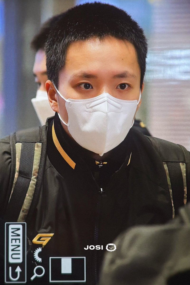 lions_JOSI's tweet image. 현준이도 스캠 출국! 상무 배번은 10번으루 바꿨다네요🫡